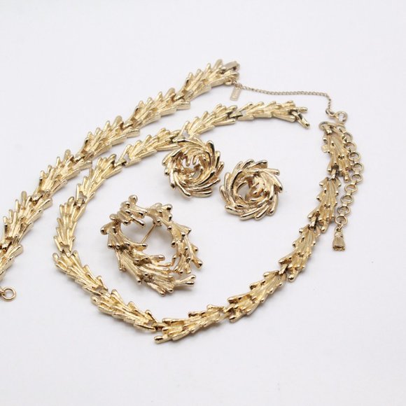 MONET TEXTURED BRUTALIST GOLD TONE PARURE SET - Picture 6 of 9